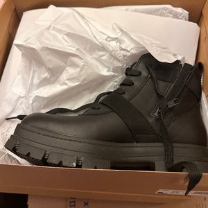 UGG Ashton lace up boot